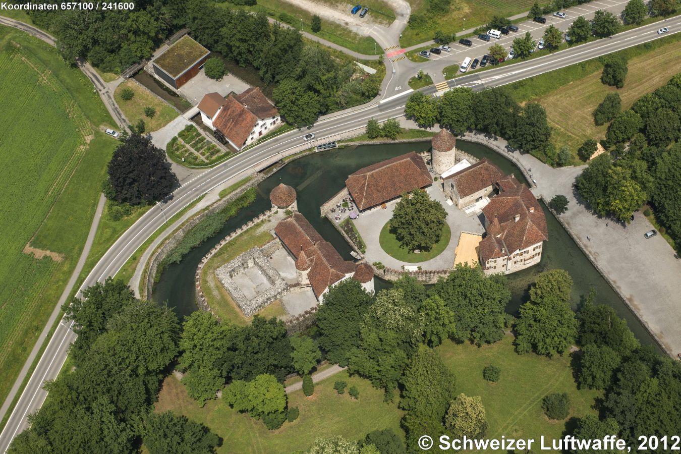 Schloss Hallwyl (Position: 2'657'103.29, 1'241'661.32), Blick gegen SE. Öffentlich zugänglich als Teil des 'Museum Aargau'; eines der bedeutendsten Wasserschlösser der Schweiz. Anfänge im 12. Jhd. durch die Herren von Hallwyl; Schloss aus der ersten Hälfte des 14. Jhd. Diverse Umgestaltungen zu einemm repräsentativen Schloss um 1570. Ende 19. Jhd. Umgestaltung im Stil der Neugotik. - Hallwyl-Stifung durch Wilhelmina von Hallwyl anno 1925; Schenkung an den Kanton 1994.